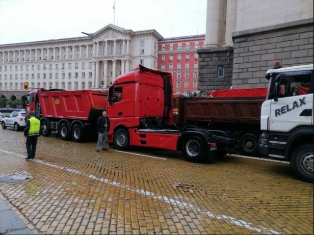 Bulgaria: Road Builders Protest In Front Of The Council Of Ministers