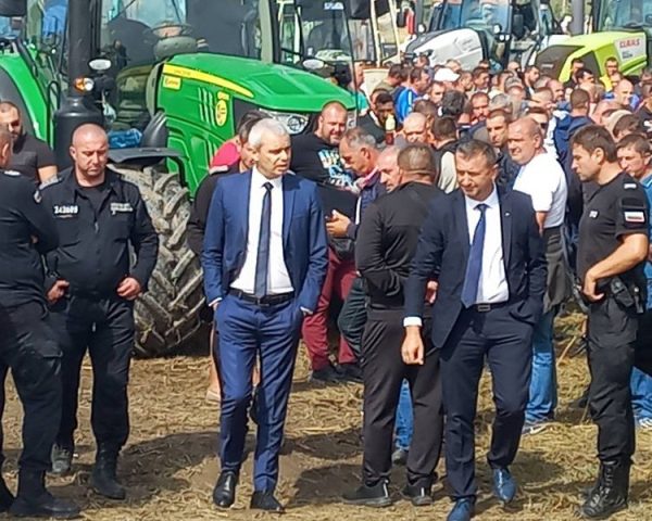 Bulgaria: The Leader Of “Vazrazhdane” Went In Dolni Bogrov But Was Kicked Out By The Protesters