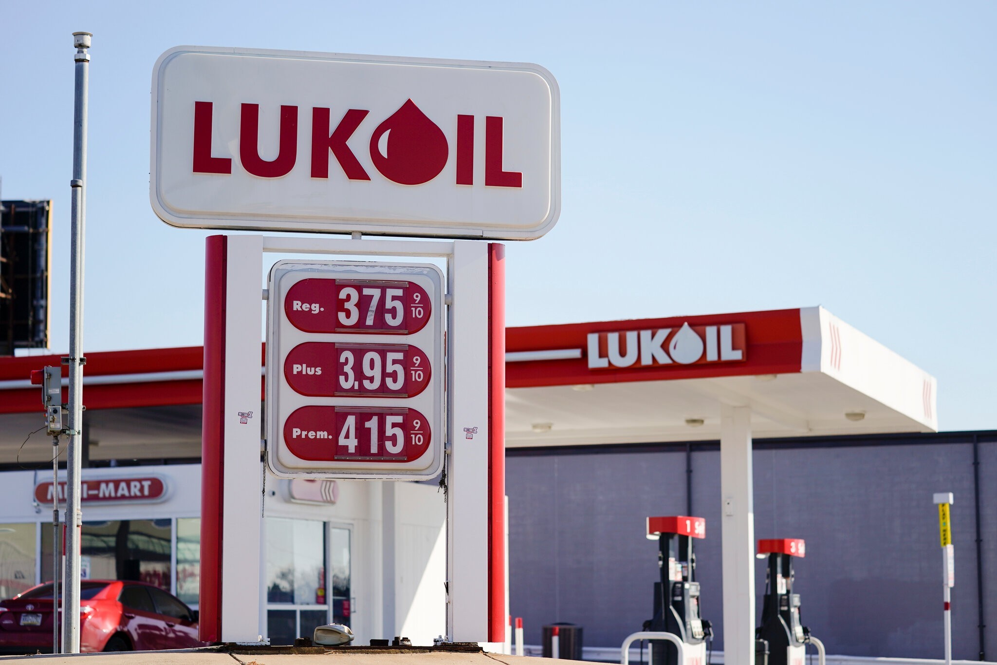 Lukoil Refuted The Bulgarian Finance Minister – It Is Not Selling The Refinery