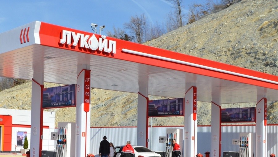 Bulgarian Finance Minister Assures No Fuel Shortage Amid Lukoil Refinery Sale Consideration