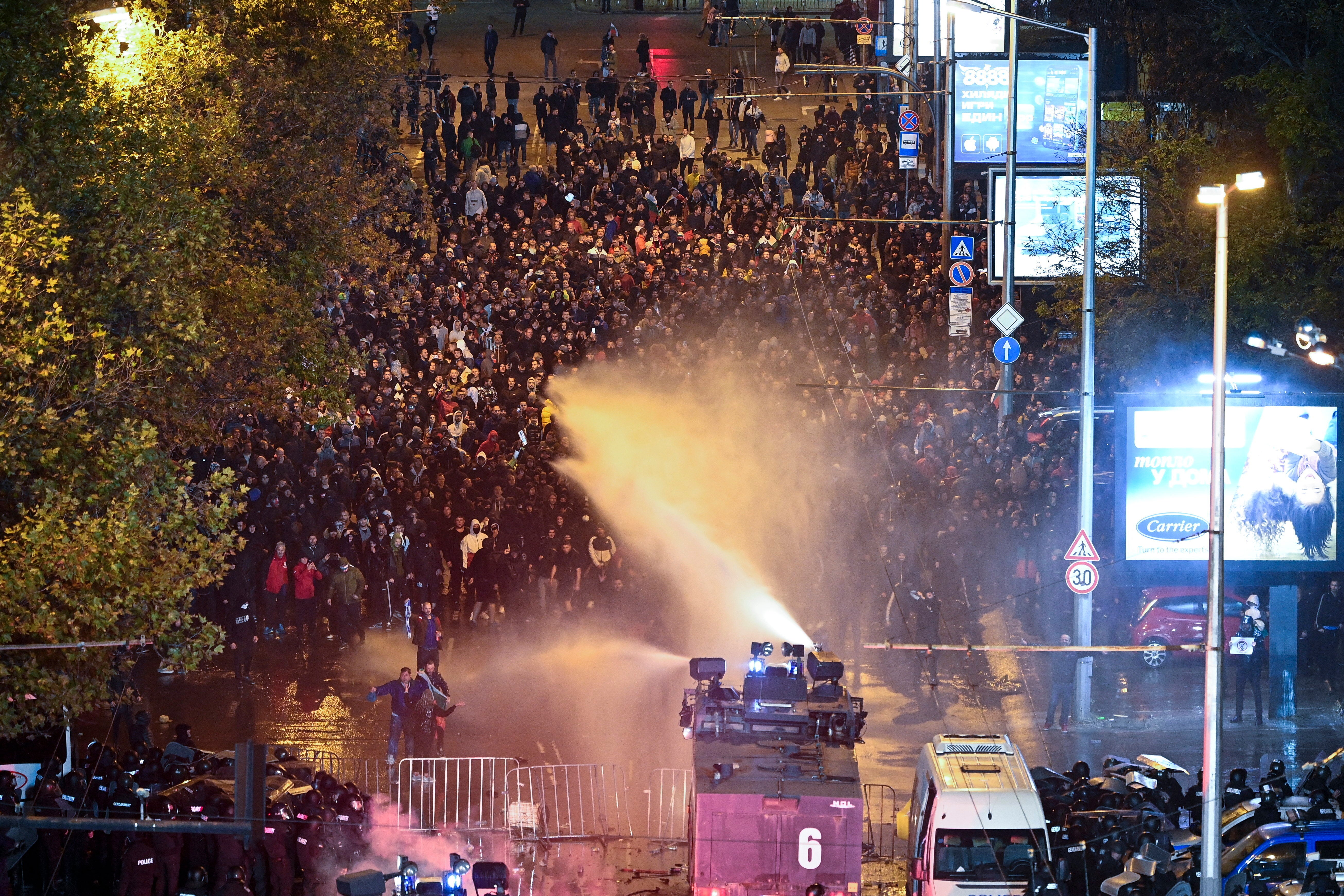 Escalation Before Bulgaria-Hungary: Water Cannons Used Against Protesting Fans (LIVE)