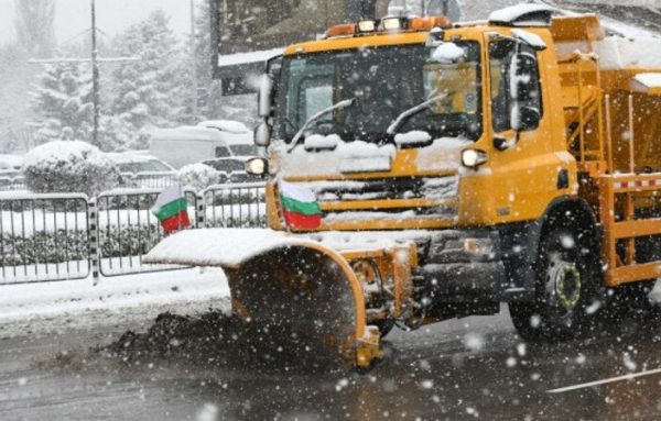 Bulgaria Battling Snow Chaos: Over 800 Snowplows Clear Roads Amid Severe Weather Conditions